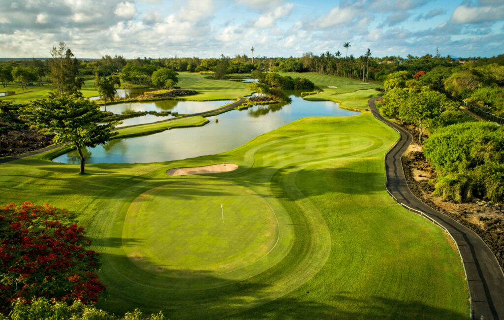 Hole with lakes and trees around at The Legend Golf Course