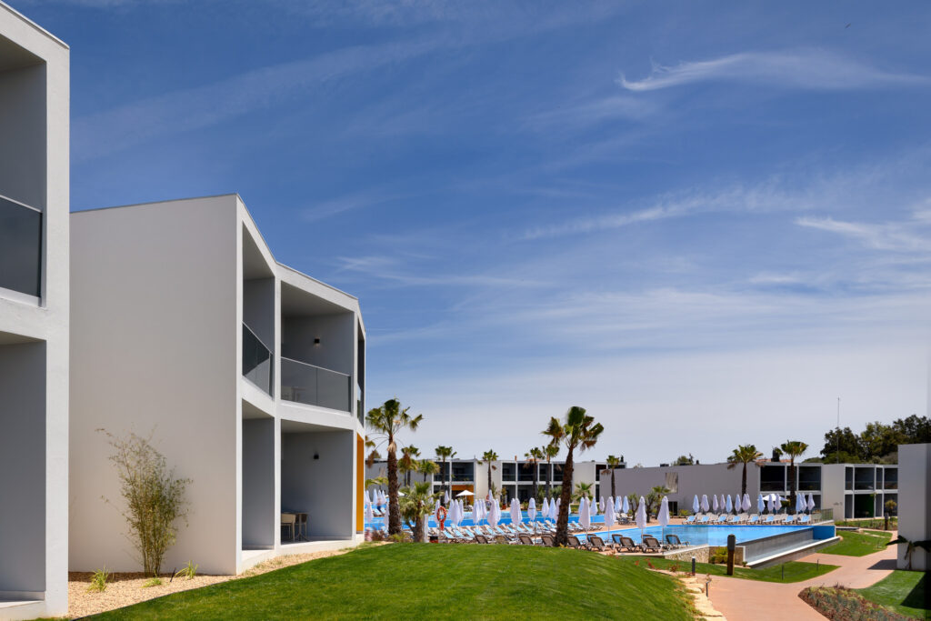 View of outdoor pool and accommodations at Tivoli Alvor