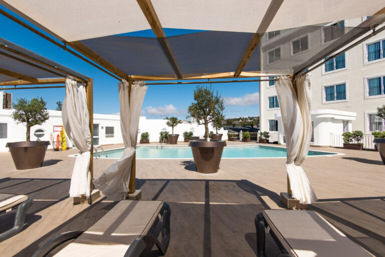 Canopy with sun loungers at Vila Gale Estoril