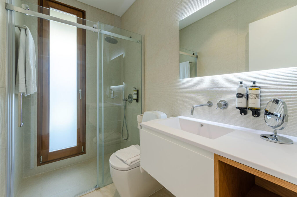 Accommodation bathroom at West Cliffs Ocean Golf Resort