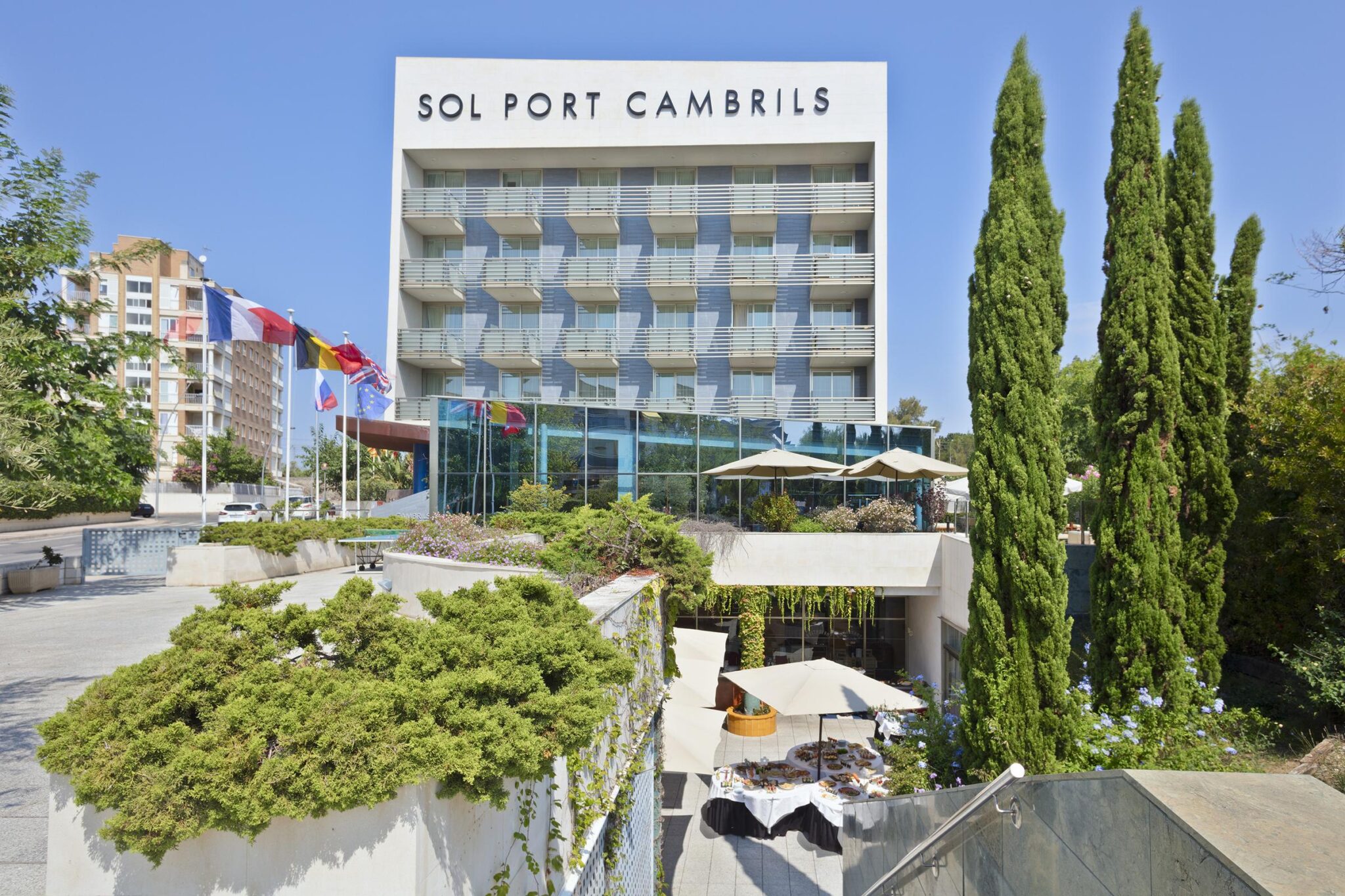 Enjoy your golf break to Sol Port Cambrils. Picture yourself settling into you stay with this stunning and modern 4 star hotel.