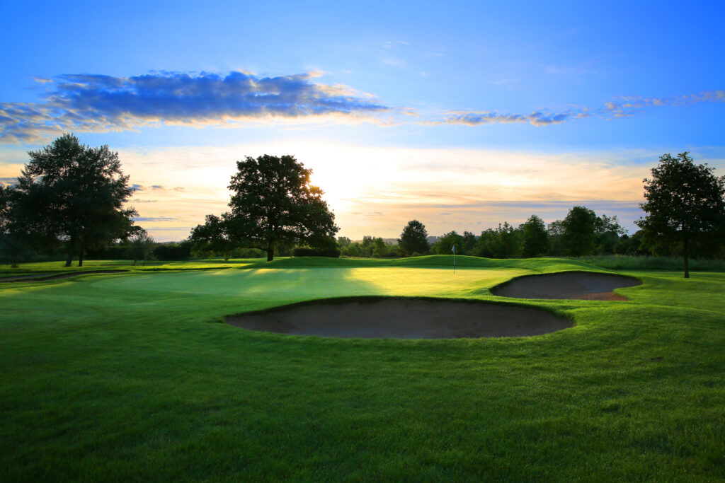 Hole with bunkers and trees around at Belton Woods - Lakes Course