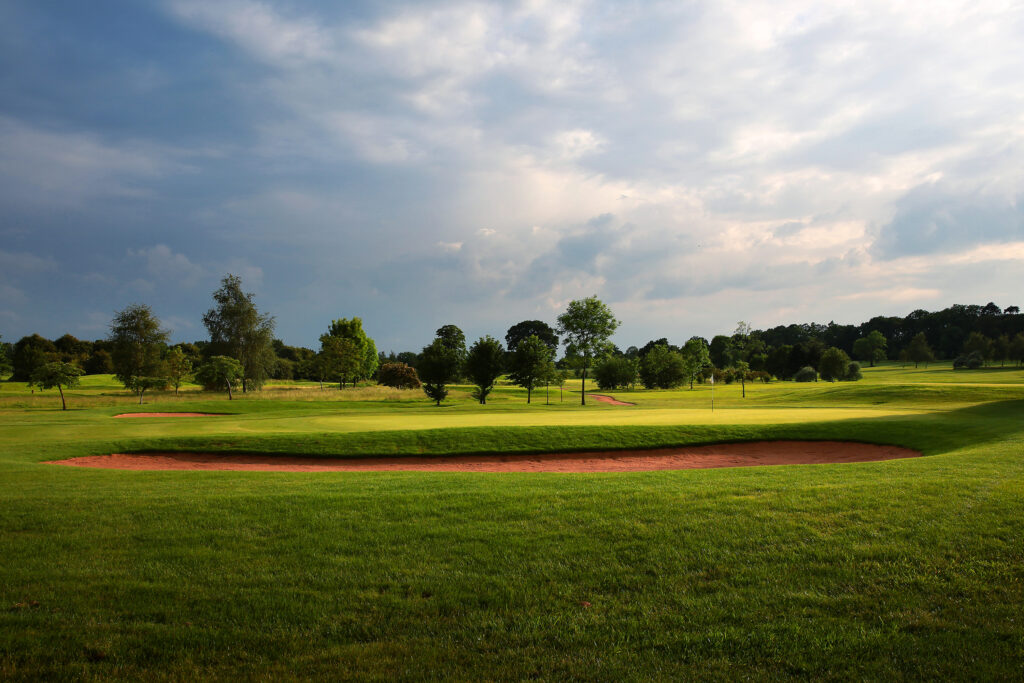 Hole with bunkers with trees around at Belton Woods - Woodside Course