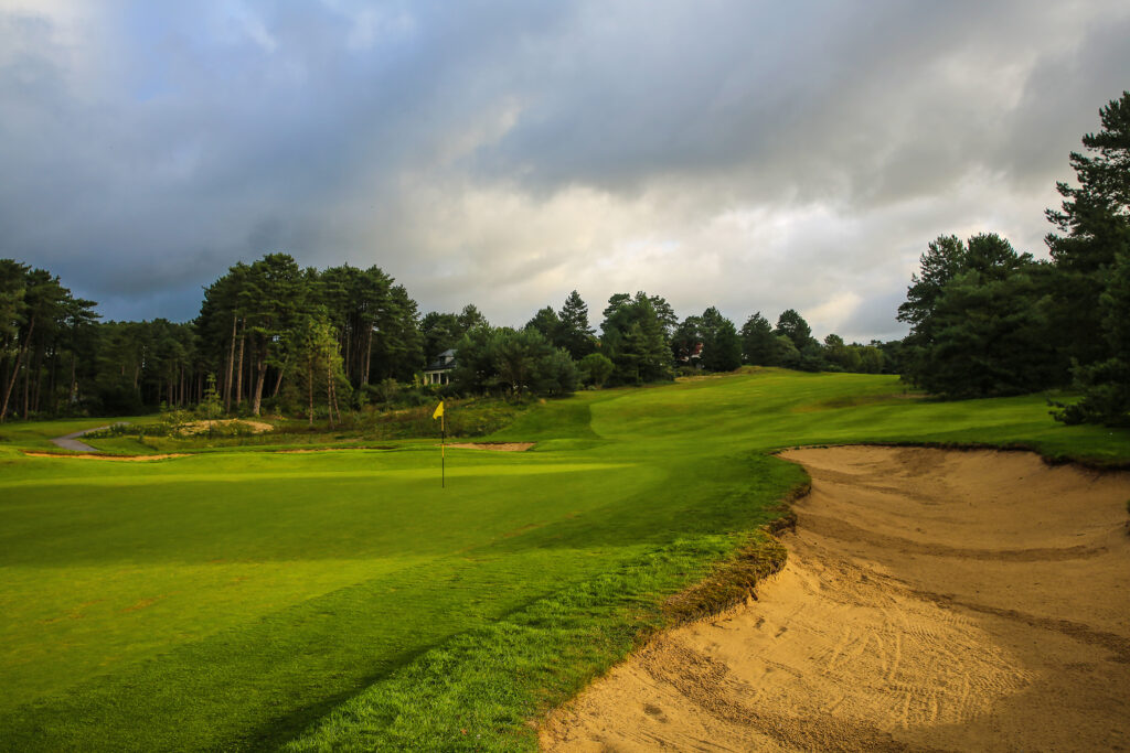 Hole with bunkers at Hardelot - Les Dunes Course with trees around