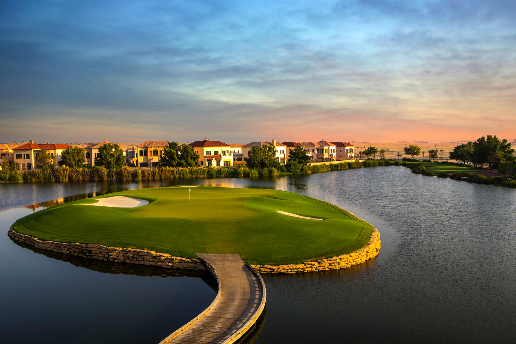 The17th hole on the Earth Course at the Jumeirah Golf Estate in Dubai, a great choice for your next golf break.