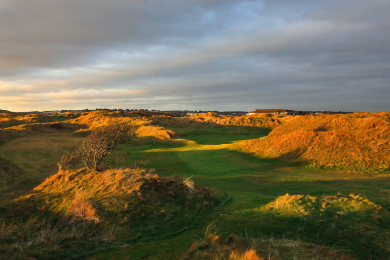 Hole with mounds around at The Island Golf Club