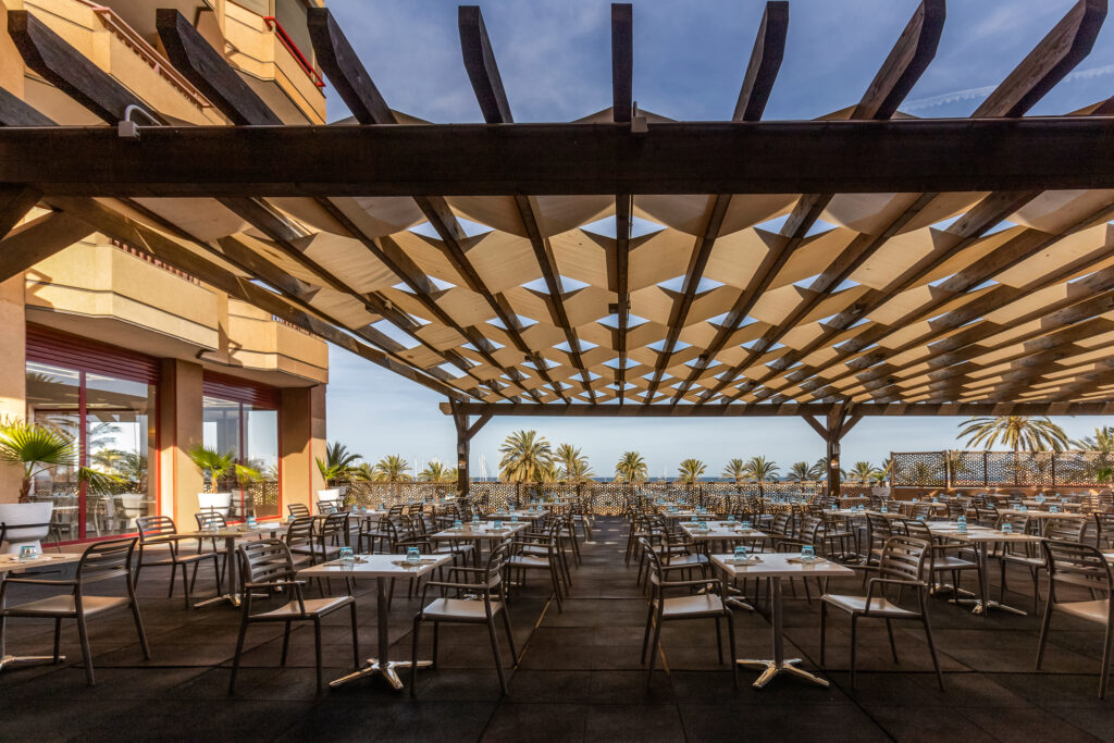 Outdoor dining at Las Palmeras