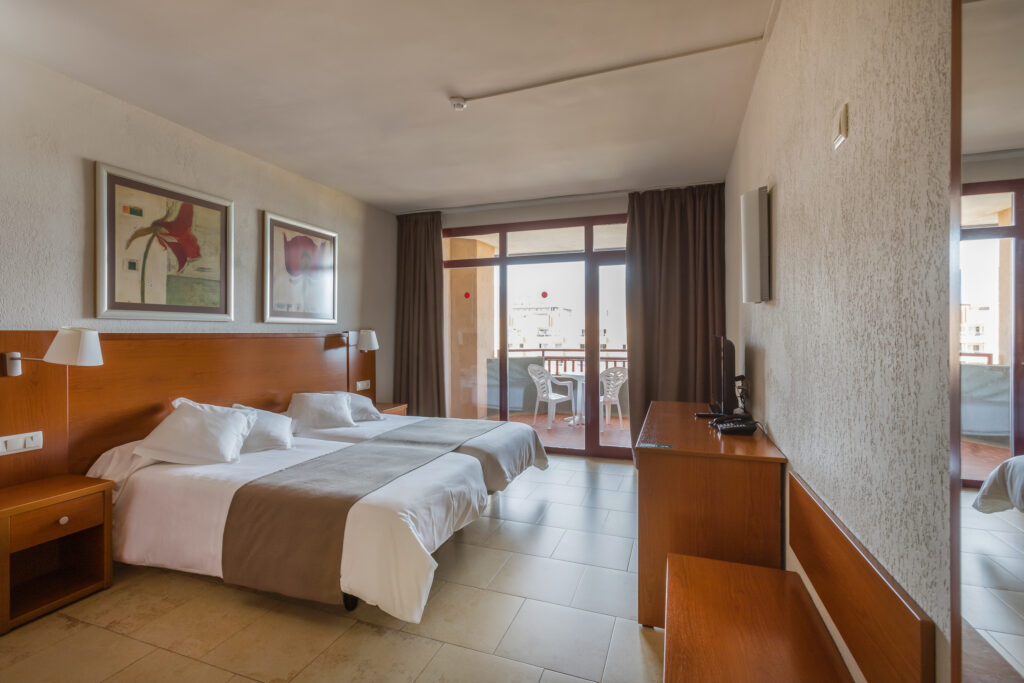 Twin bed accommodation at Las Palmeras