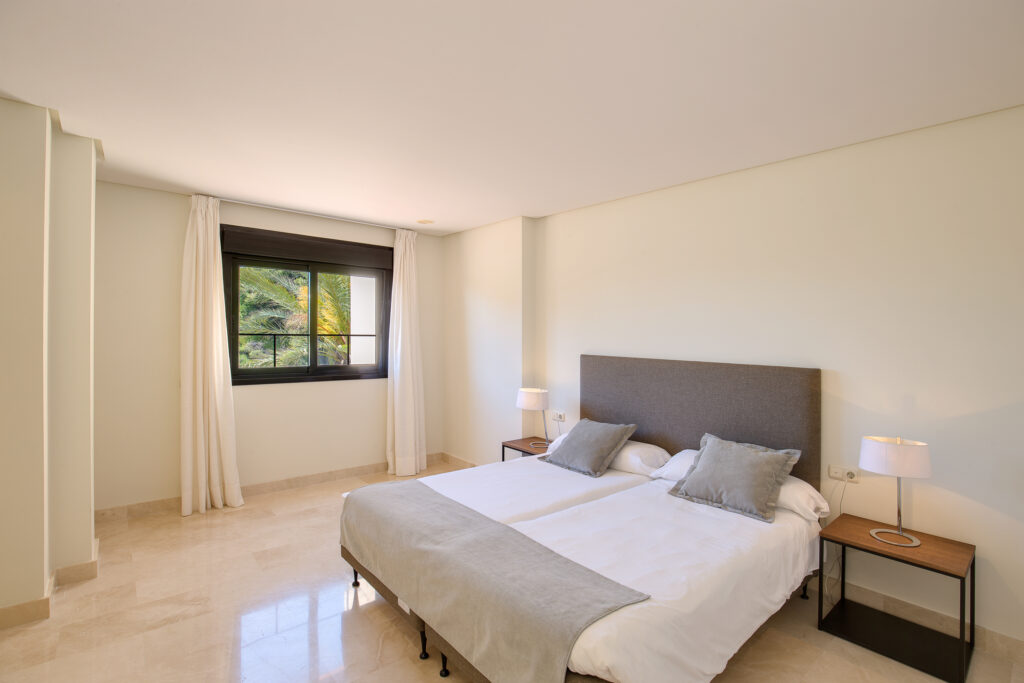 Twin bed accommodatino at Mimosas Suites Banus Hotel