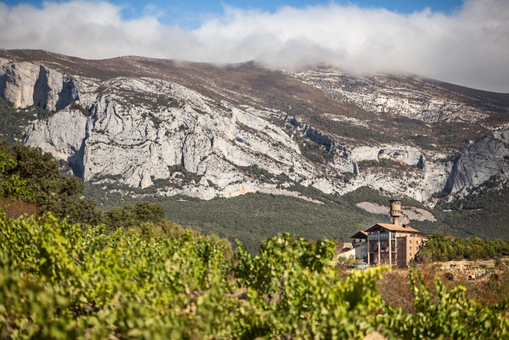 Exterior of Hotel Eguren-UGarte with mountains in background