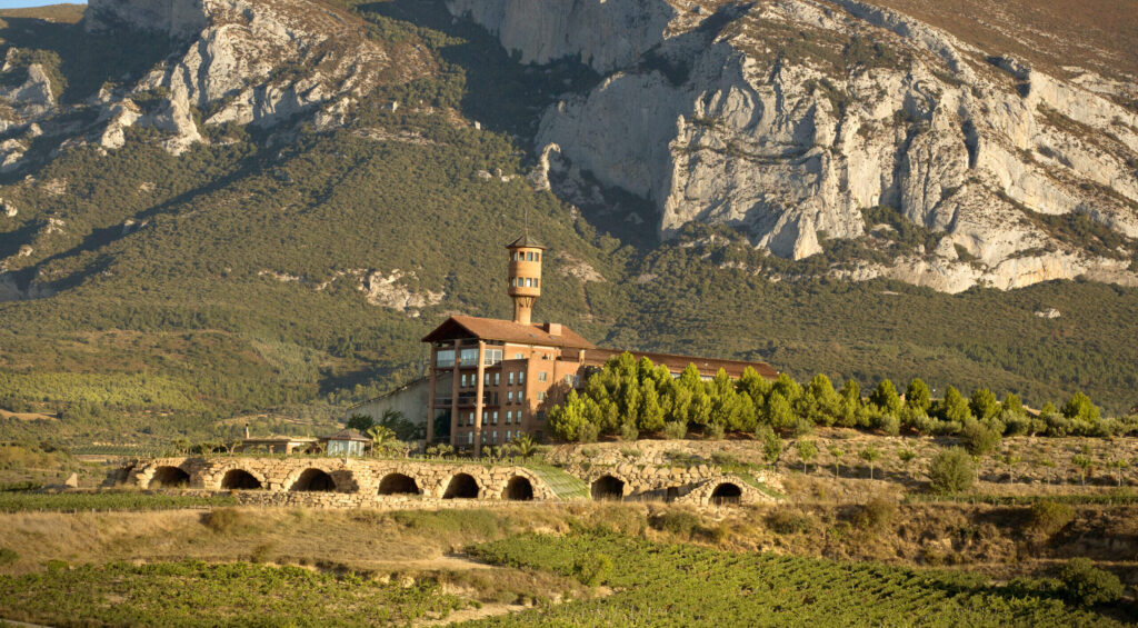 Exterior of Hotel Eguren-UGarte with mountains in background