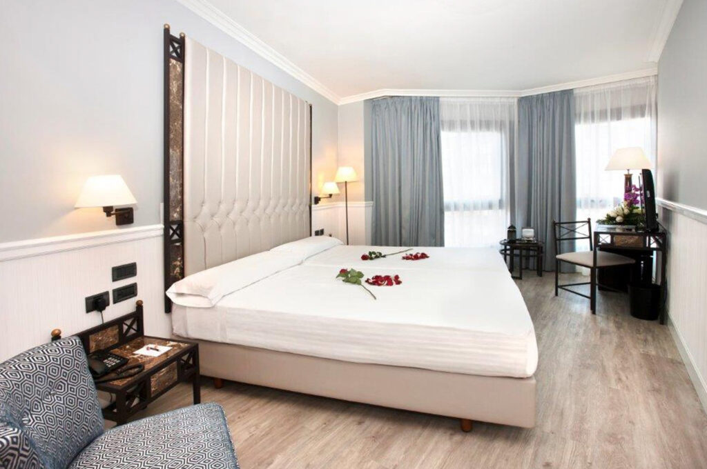 Double bed accommodation with roses on bed at Hotel Gran Via Logrono